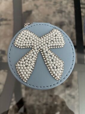 Round Blue Pearl Bow travel jewelry case